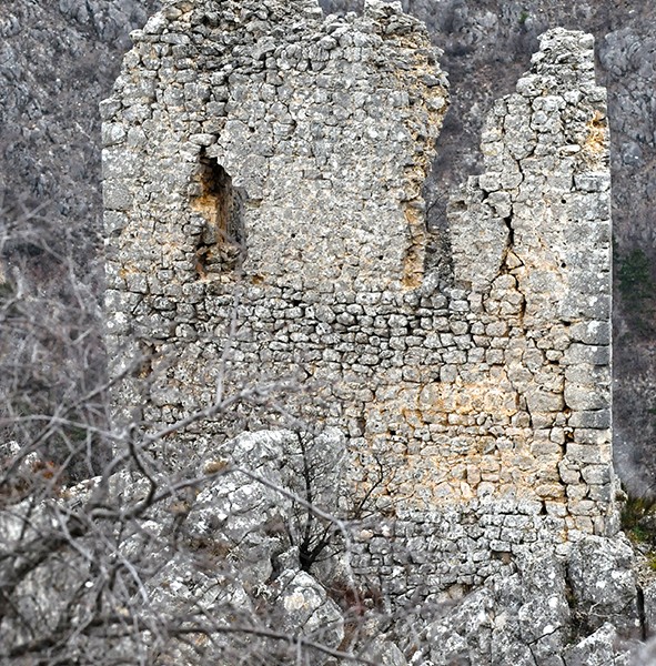 TVRĐAVA U PROLŠCU SE RUŠI